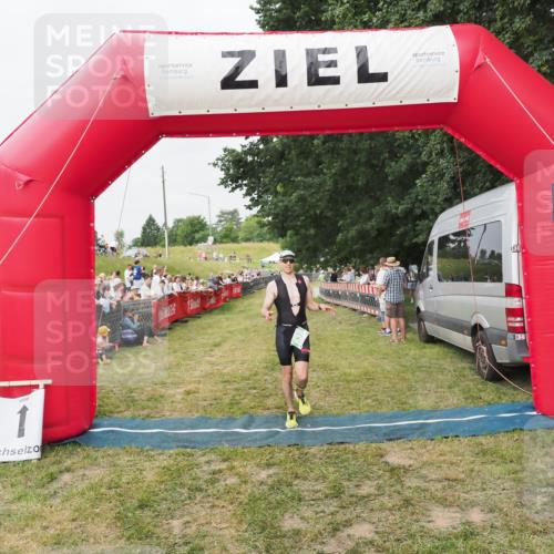 21.06.2025 - 27. Vierlanden-Triathlon MichiJ http://msf.ph/oto/8035656 15.06.2026 13:00:56 Ziel 638 meine-sportfotos.de