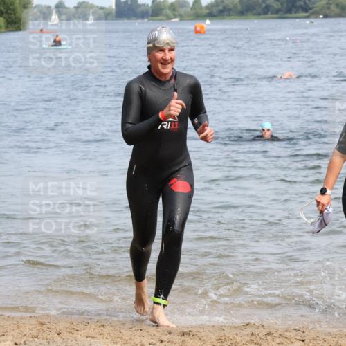 15.06.2025 - 27. Vierlanden-Triathlon Lena Gebhardt http://msf.ph/oto/8035657 15.06.2025 11:23:51 Schwimmen 903, 955, 956 meine-sportfotos.de