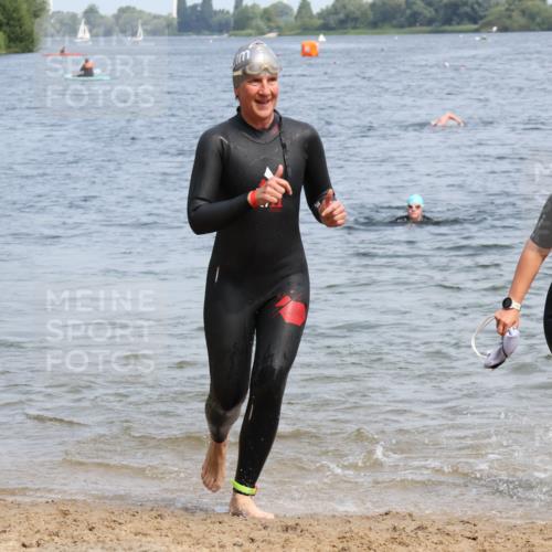 15.06.2025 - 27. Vierlanden-Triathlon Lena Gebhardt http://msf.ph/oto/8035663 15.06.2025 11:23:51 Schwimmen 903, 955, 956 meine-sportfotos.de