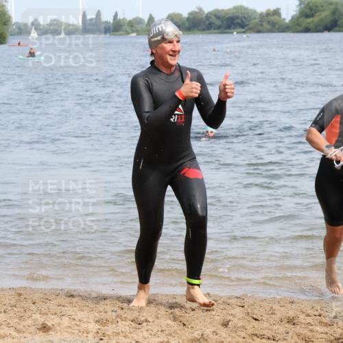 15.06.2025 - 27. Vierlanden-Triathlon Lena Gebhardt http://msf.ph/oto/8035670 15.06.2025 11:23:52 Schwimmen 903, 955, 956, 959 meine-sportfotos.de