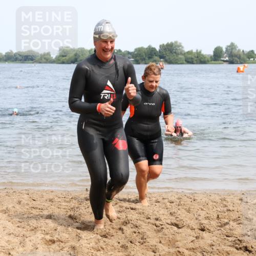 15.06.2025 - 27. Vierlanden-Triathlon Lena Gebhardt http://msf.ph/oto/8035685 15.06.2025 11:23:53 Schwimmen 903, 955, 956, 959 meine-sportfotos.de