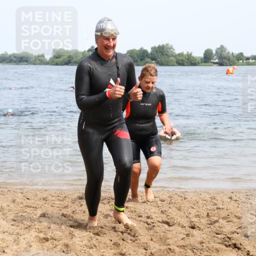 15.06.2025 - 27. Vierlanden-Triathlon Lena Gebhardt http://msf.ph/oto/8035690 15.06.2025 11:23:53 Schwimmen 903, 955, 956, 959 meine-sportfotos.de