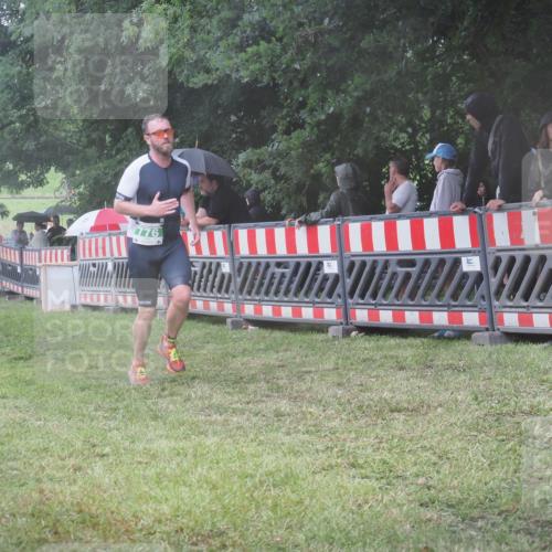 21.06.2025 - 27. Vierlanden-Triathlon KatJ http://msf.ph/oto/8035695 15.06.2025 13:52:26 Ziel 776 meine-sportfotos.de