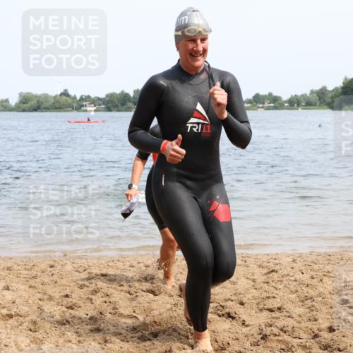 15.06.2025 - 27. Vierlanden-Triathlon Lena Gebhardt http://msf.ph/oto/8035698 15.06.2025 11:23:54 Schwimmen 903, 955, 956, 959 meine-sportfotos.de
