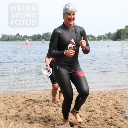 15.06.2025 - 27. Vierlanden-Triathlon Lena Gebhardt http://msf.ph/oto/8035701 15.06.2025 11:23:54 Schwimmen 903, 955, 956, 959 meine-sportfotos.de