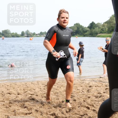 15.06.2025 - 27. Vierlanden-Triathlon Lena Gebhardt http://msf.ph/oto/8035706 15.06.2025 11:23:55 Schwimmen 903, 955, 956, 959 meine-sportfotos.de