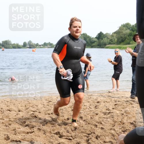 15.06.2025 - 27. Vierlanden-Triathlon Lena Gebhardt http://msf.ph/oto/8035710 15.06.2025 11:23:55 Schwimmen 903, 955, 956, 959 meine-sportfotos.de