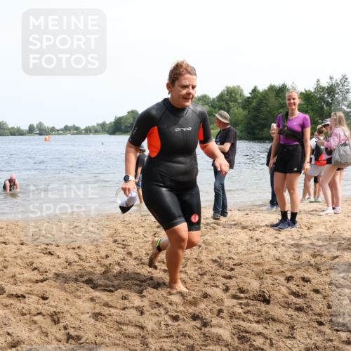 15.06.2025 - 27. Vierlanden-Triathlon Lena Gebhardt http://msf.ph/oto/8035716 15.06.2025 11:23:55 Schwimmen 903, 955, 956, 959 meine-sportfotos.de