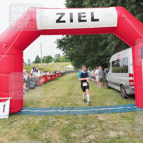21.06.2025 - 27. Vierlanden-Triathlon MichiJ http://msf.ph/oto/8035717 15.06.2026 13:01:11 Ziel 106 meine-sportfotos.de