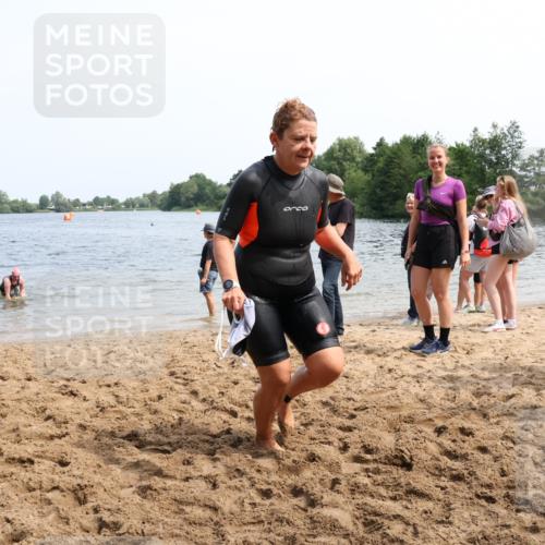 15.06.2025 - 27. Vierlanden-Triathlon Lena Gebhardt http://msf.ph/oto/8035718 15.06.2025 11:23:55 Schwimmen 903, 955, 956, 959 meine-sportfotos.de