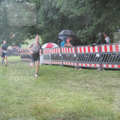 21.06.2025 - 27. Vierlanden-Triathlon KatJ http://msf.ph/oto/8035720 15.06.2025 13:52:37 Ziel 913, 1123, 1140 meine-sportfotos.de