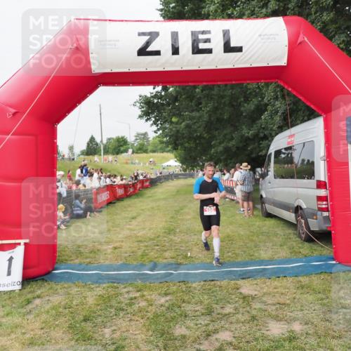 21.06.2025 - 27. Vierlanden-Triathlon MichiJ http://msf.ph/oto/8035722 15.06.2026 13:01:11 Ziel 106 meine-sportfotos.de