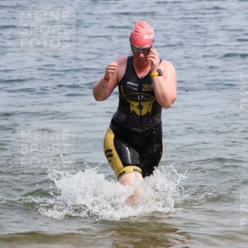 15.06.2025 - 27. Vierlanden-Triathlon Lena Gebhardt http://msf.ph/oto/8035723 15.06.2025 11:23:57 Schwimmen 903, 955, 959 meine-sportfotos.de