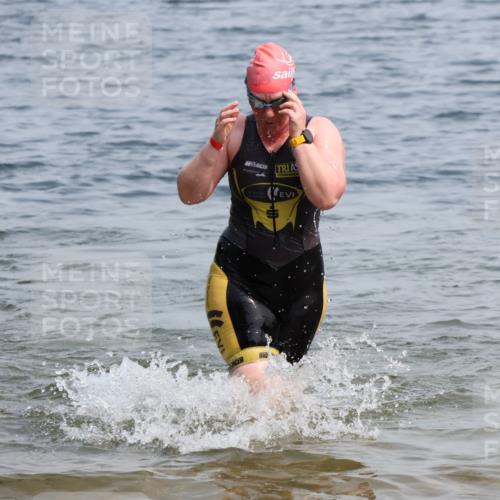 15.06.2025 - 27. Vierlanden-Triathlon Lena Gebhardt http://msf.ph/oto/8035724 15.06.2025 11:23:57 Schwimmen 903, 955, 959 meine-sportfotos.de