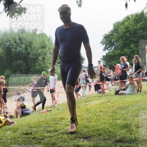 15.06.2025 - 27. Vierlanden-Triathlon KatJ http://msf.ph/oto/8035727 15.06.2025 11:20:35 Schwimmen 838, 890, 969 meine-sportfotos.de