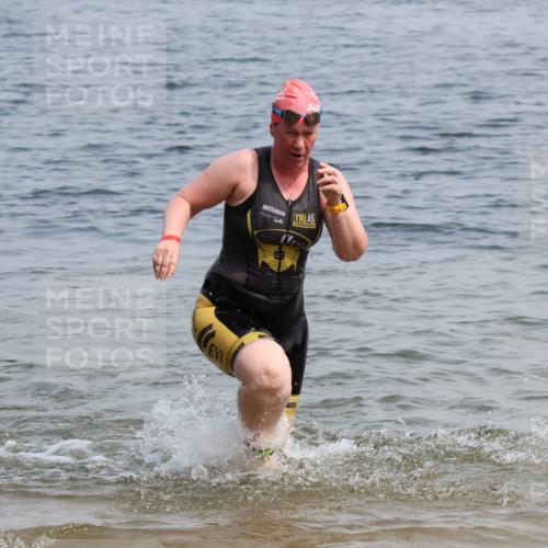 15.06.2025 - 27. Vierlanden-Triathlon Lena Gebhardt http://msf.ph/oto/8035729 15.06.2025 11:23:58 Schwimmen 903, 955, 959 meine-sportfotos.de