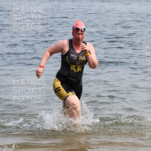 15.06.2025 - 27. Vierlanden-Triathlon Lena Gebhardt http://msf.ph/oto/8035732 15.06.2025 11:23:58 Schwimmen 903, 955, 959 meine-sportfotos.de