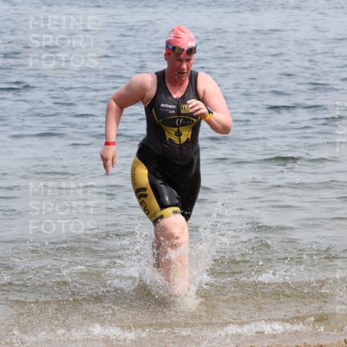 15.06.2025 - 27. Vierlanden-Triathlon Lena Gebhardt http://msf.ph/oto/8035735 15.06.2025 11:23:59 Schwimmen 903, 955, 959 meine-sportfotos.de