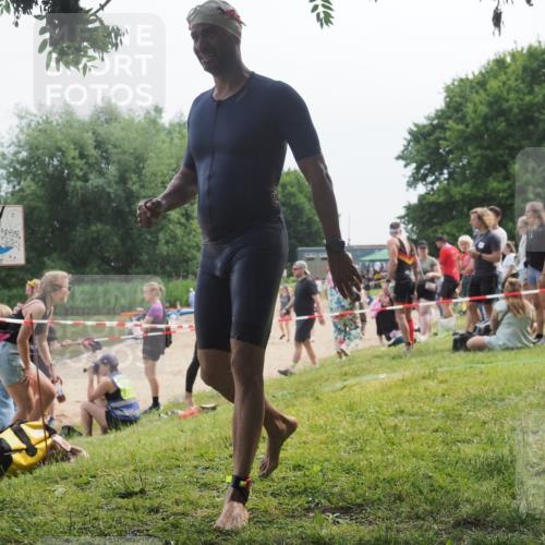 15.06.2025 - 27. Vierlanden-Triathlon KatJ http://msf.ph/oto/8035738 15.06.2025 11:20:35 Schwimmen 838, 890, 969 meine-sportfotos.de