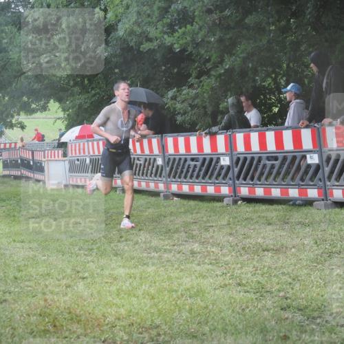 21.06.2025 - 27. Vierlanden-Triathlon KatJ http://msf.ph/oto/8035739 15.06.2025 13:52:38 Ziel 913, 1123, 1140 meine-sportfotos.de