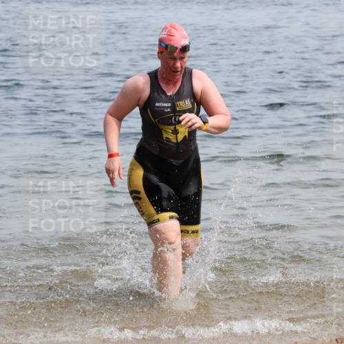 15.06.2025 - 27. Vierlanden-Triathlon Lena Gebhardt http://msf.ph/oto/8035740 15.06.2025 11:23:59 Schwimmen 903, 955, 959 meine-sportfotos.de