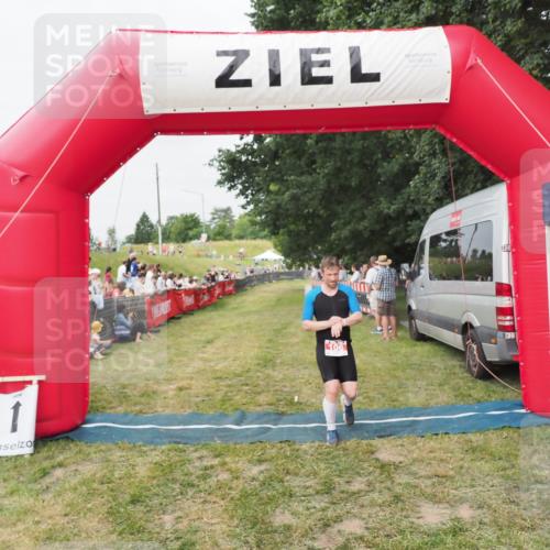 21.06.2025 - 27. Vierlanden-Triathlon MichiJ http://msf.ph/oto/8035742 15.06.2026 13:01:12 Ziel 106 meine-sportfotos.de
