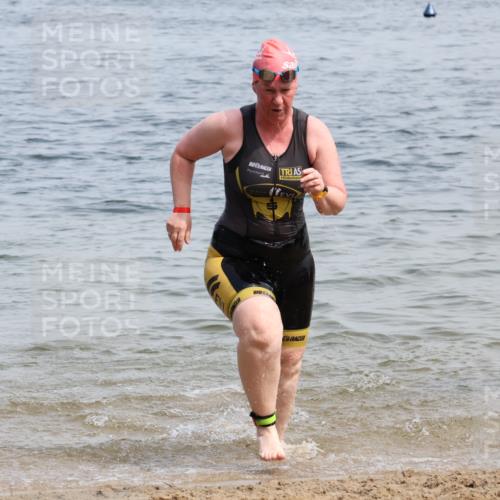 15.06.2025 - 27. Vierlanden-Triathlon Lena Gebhardt http://msf.ph/oto/8035743 15.06.2025 11:23:59 Schwimmen 903, 955, 959 meine-sportfotos.de