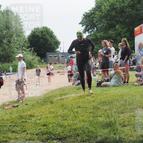 15.06.2025 - 27. Vierlanden-Triathlon KatJ http://msf.ph/oto/8035744 15.06.2025 11:20:37 Schwimmen 838, 969, 1400 meine-sportfotos.de
