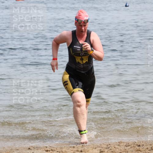 15.06.2025 - 27. Vierlanden-Triathlon Lena Gebhardt http://msf.ph/oto/8035746 15.06.2025 11:23:59 Schwimmen 903, 955, 959 meine-sportfotos.de