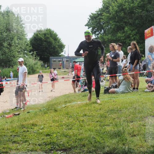 15.06.2025 - 27. Vierlanden-Triathlon KatJ http://msf.ph/oto/8035751 15.06.2025 11:20:37 Schwimmen 838, 969, 1400 meine-sportfotos.de