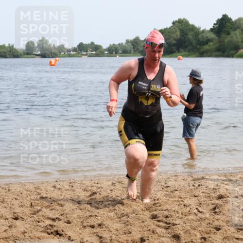 15.06.2025 - 27. Vierlanden-Triathlon Lena Gebhardt http://msf.ph/oto/8035755 15.06.2025 11:24:01 Schwimmen 903, 955, 959 meine-sportfotos.de