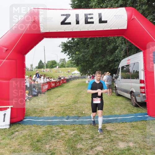 21.06.2025 - 27. Vierlanden-Triathlon MichiJ http://msf.ph/oto/8035756 15.06.2026 13:01:12 Ziel 106 meine-sportfotos.de