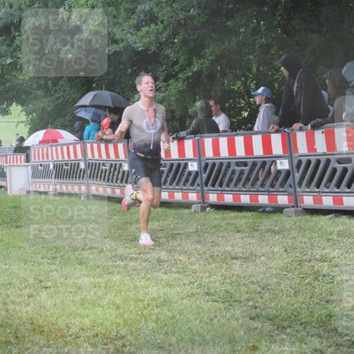 21.06.2025 - 27. Vierlanden-Triathlon KatJ http://msf.ph/oto/8035758 15.06.2025 13:52:38 Ziel 913, 1123, 1140 meine-sportfotos.de