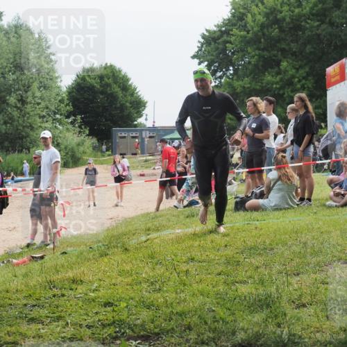 15.06.2025 - 27. Vierlanden-Triathlon KatJ http://msf.ph/oto/8035759 15.06.2025 11:20:37 Schwimmen 838, 969, 1400 meine-sportfotos.de