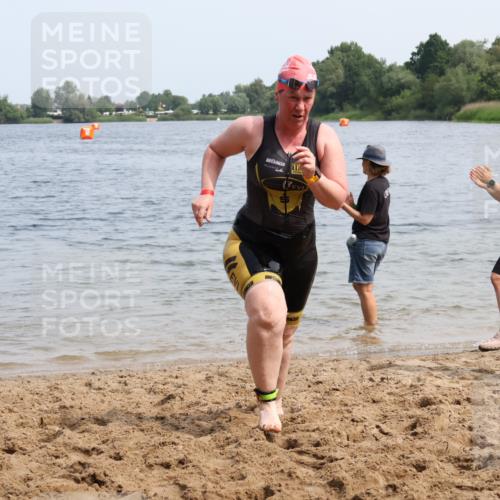15.06.2025 - 27. Vierlanden-Triathlon Lena Gebhardt http://msf.ph/oto/8035761 15.06.2025 11:24:01 Schwimmen 903, 955, 959 meine-sportfotos.de