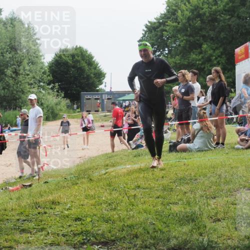 15.06.2025 - 27. Vierlanden-Triathlon KatJ http://msf.ph/oto/8035763 15.06.2025 11:20:37 Schwimmen 838, 969, 1400 meine-sportfotos.de