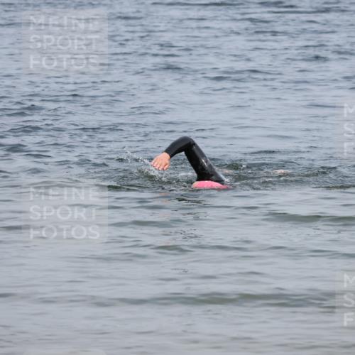 15.06.2025 - 27. Vierlanden-Triathlon Lena Gebhardt http://msf.ph/oto/8035772 15.06.2025 11:24:33 Schwimmen  meine-sportfotos.de
