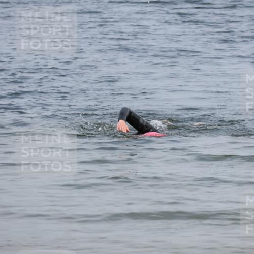 15.06.2025 - 27. Vierlanden-Triathlon Lena Gebhardt http://msf.ph/oto/8035774 15.06.2025 11:24:33 Schwimmen  meine-sportfotos.de