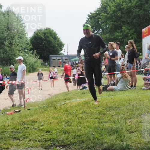 15.06.2025 - 27. Vierlanden-Triathlon KatJ http://msf.ph/oto/8035778 15.06.2025 11:20:37 Schwimmen 838, 969, 1400 meine-sportfotos.de