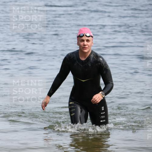 15.06.2025 - 27. Vierlanden-Triathlon Lena Gebhardt http://msf.ph/oto/8035779 15.06.2025 11:24:41 Schwimmen 935 meine-sportfotos.de