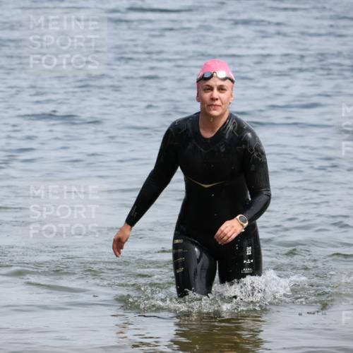 15.06.2025 - 27. Vierlanden-Triathlon Lena Gebhardt http://msf.ph/oto/8035782 15.06.2025 11:24:41 Schwimmen 935 meine-sportfotos.de