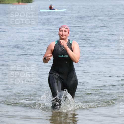 15.06.2025 - 27. Vierlanden-Triathlon Lena Gebhardt http://msf.ph/oto/8035785 15.06.2025 11:24:44 Schwimmen 935, 981 meine-sportfotos.de