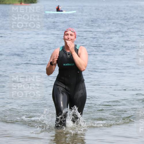15.06.2025 - 27. Vierlanden-Triathlon Lena Gebhardt http://msf.ph/oto/8035788 15.06.2025 11:24:45 Schwimmen 935, 981 meine-sportfotos.de