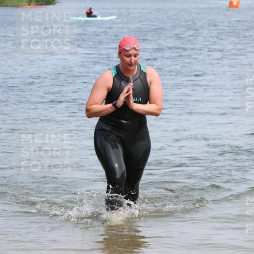 15.06.2025 - 27. Vierlanden-Triathlon Lena Gebhardt http://msf.ph/oto/8035791 15.06.2025 11:24:46 Schwimmen 935, 981 meine-sportfotos.de