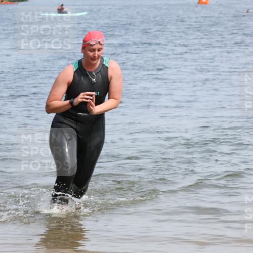 15.06.2025 - 27. Vierlanden-Triathlon Lena Gebhardt http://msf.ph/oto/8035794 15.06.2025 11:24:46 Schwimmen 935, 981 meine-sportfotos.de