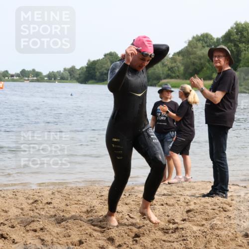 15.06.2025 - 27. Vierlanden-Triathlon Lena Gebhardt http://msf.ph/oto/8035799 15.06.2025 11:24:47 Schwimmen 935, 981 meine-sportfotos.de
