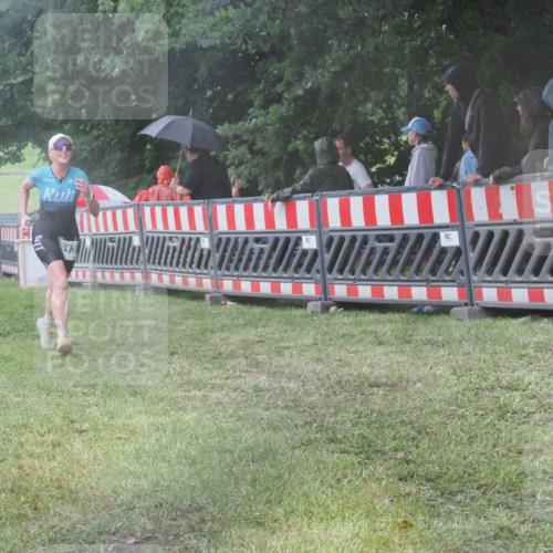 21.06.2025 - 27. Vierlanden-Triathlon KatJ http://msf.ph/oto/8035800 15.06.2025 13:52:45 Ziel 913 meine-sportfotos.de