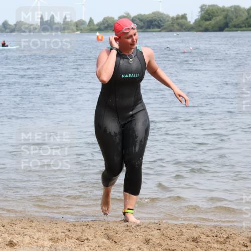 15.06.2025 - 27. Vierlanden-Triathlon Lena Gebhardt http://msf.ph/oto/8035805 15.06.2025 11:24:48 Schwimmen 935, 981 meine-sportfotos.de