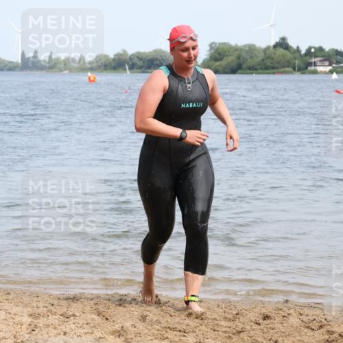 15.06.2025 - 27. Vierlanden-Triathlon Lena Gebhardt http://msf.ph/oto/8035808 15.06.2025 11:24:49 Schwimmen 935, 981 meine-sportfotos.de