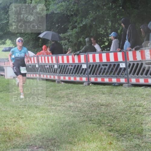 21.06.2025 - 27. Vierlanden-Triathlon KatJ http://msf.ph/oto/8035810 15.06.2025 13:52:45 Ziel 913 meine-sportfotos.de